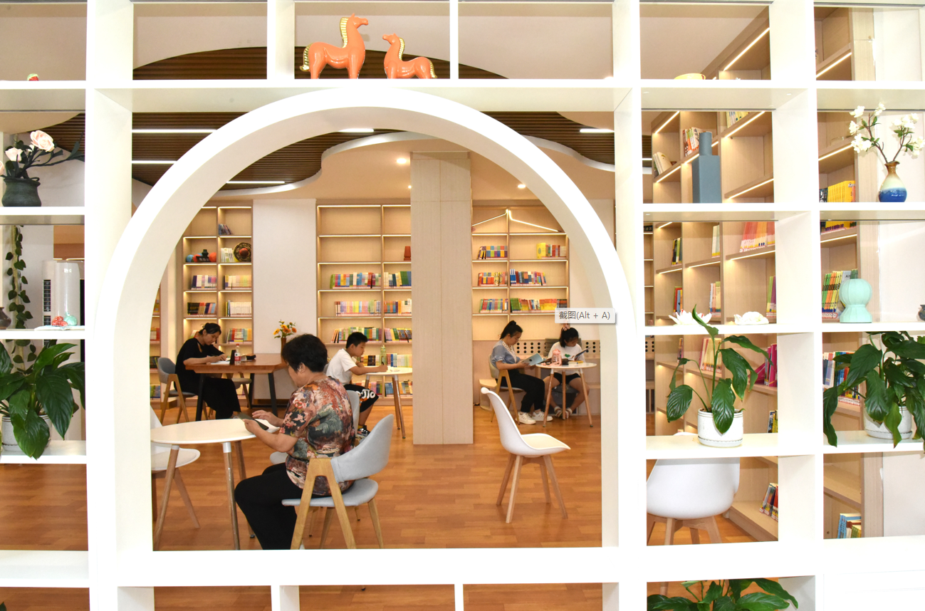 （原创）石家庄市裕华区：公园里的图书室成为学生暑期新去处_fororder_群众充分享受漂流书屋宁静的阅读氛围