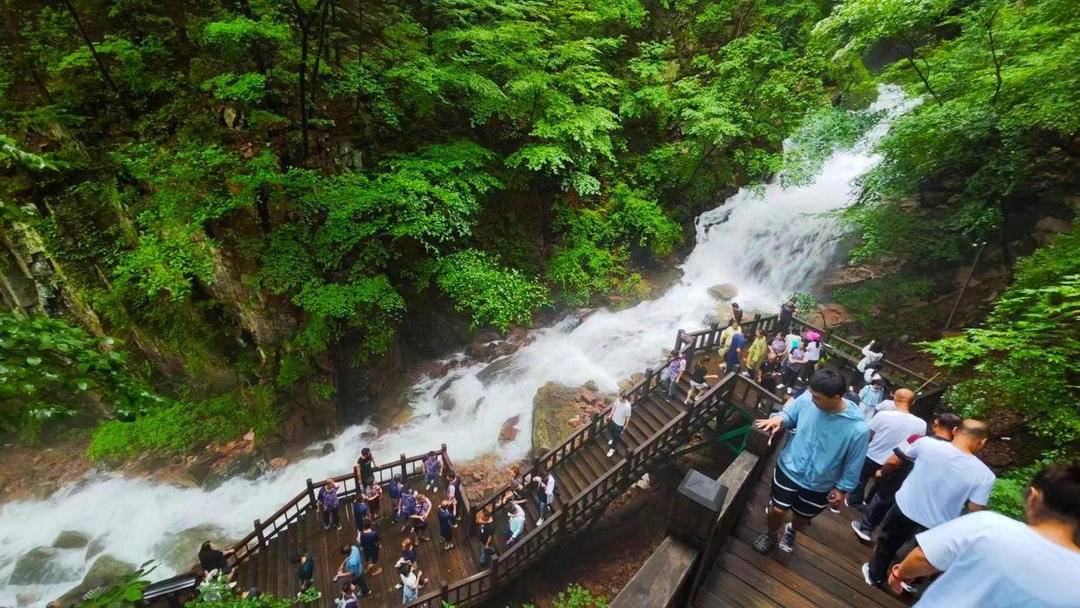 本溪：雨后枫林谷，瀑落如仙境