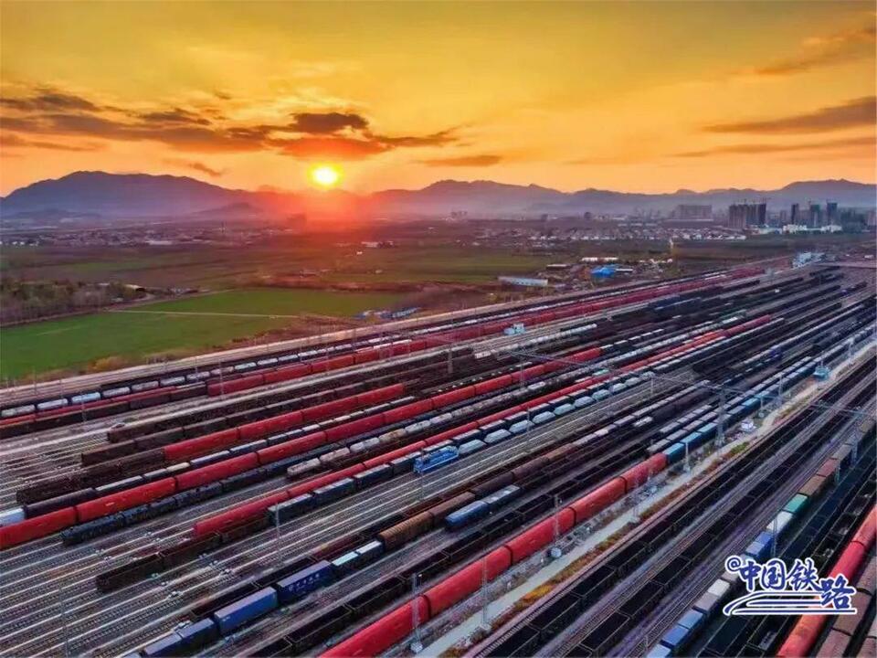 中欧班列上半年累计开行8641列 发送货物93.6万标箱