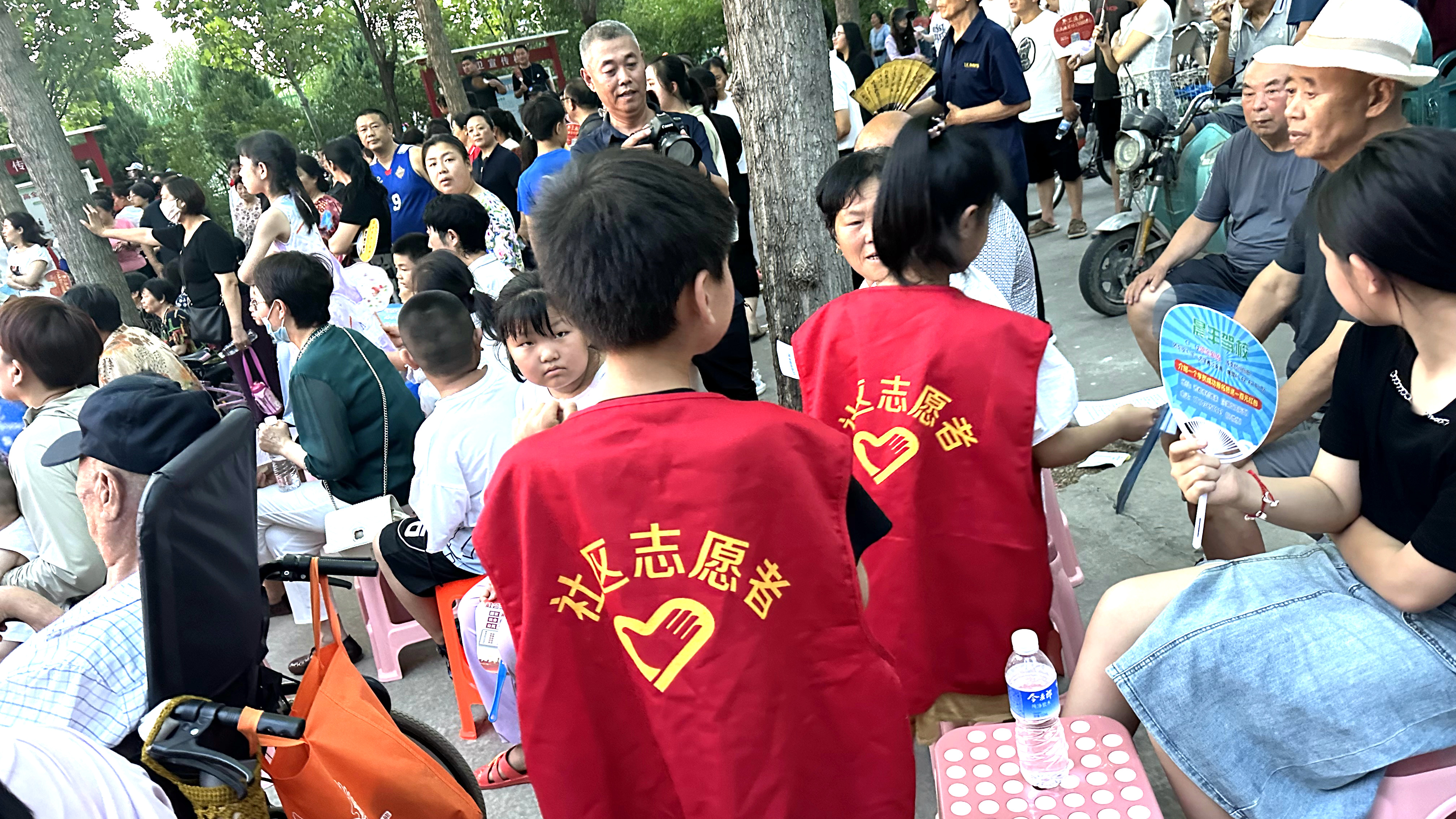 图片默认标题_fororder_志愿者向群众发放小扇子 (2)