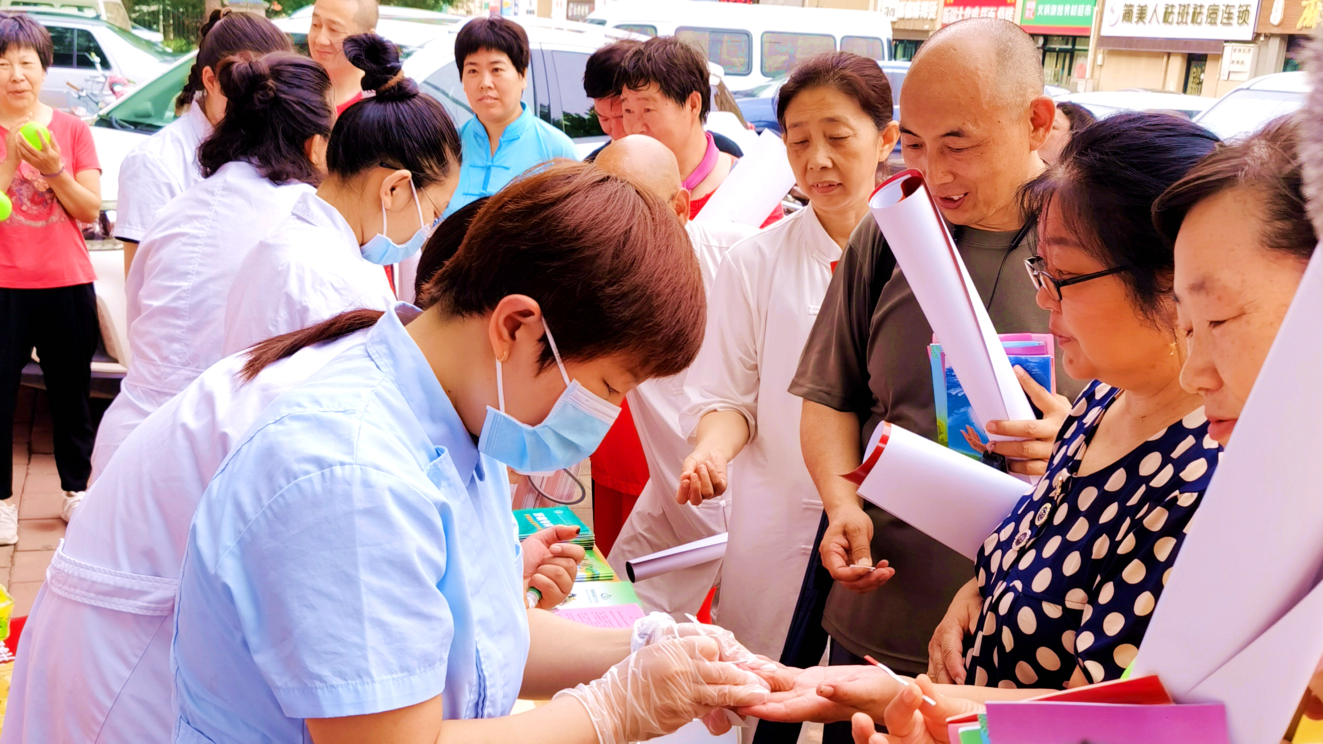 （原创）河北唐县：组织开展“世界肝炎日”健康科普宣传活动_fororder_医务人员为群众进行乙肝抗体检测和血糖检测