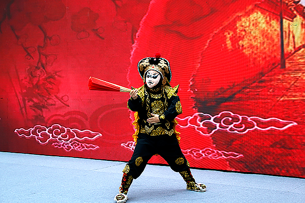 宜宾（苏州）城市购物节开幕 300多种产品亮相江苏_fororder_川剧《变脸》-摄影-高学兵