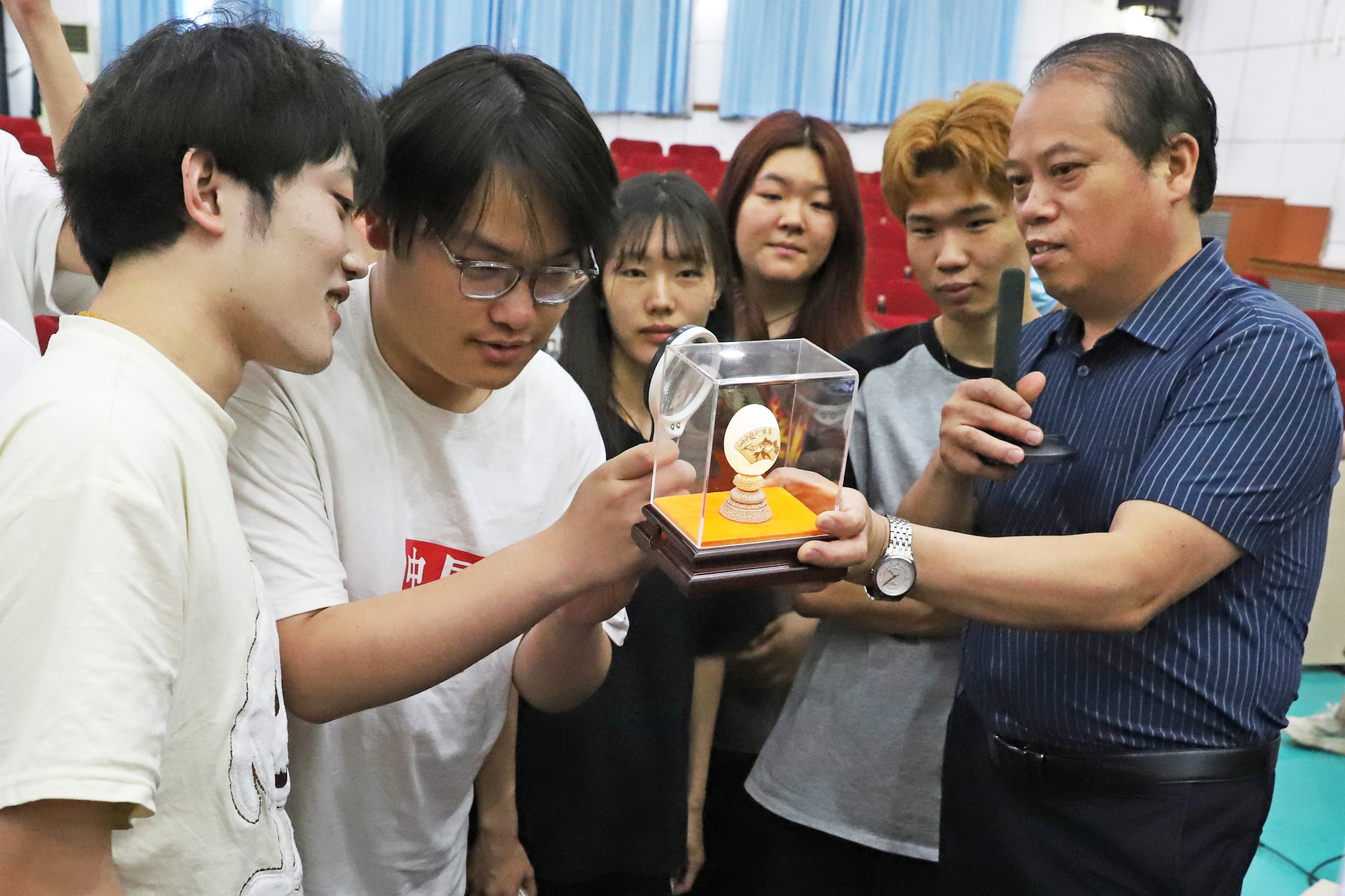 河北涿州：非遗项目搬进高校教室_fororder_7月5日，北京财贸职业学院涿州分校，蒲德荣向学生讲解蛋雕作品中技艺和手法。熊华明摄