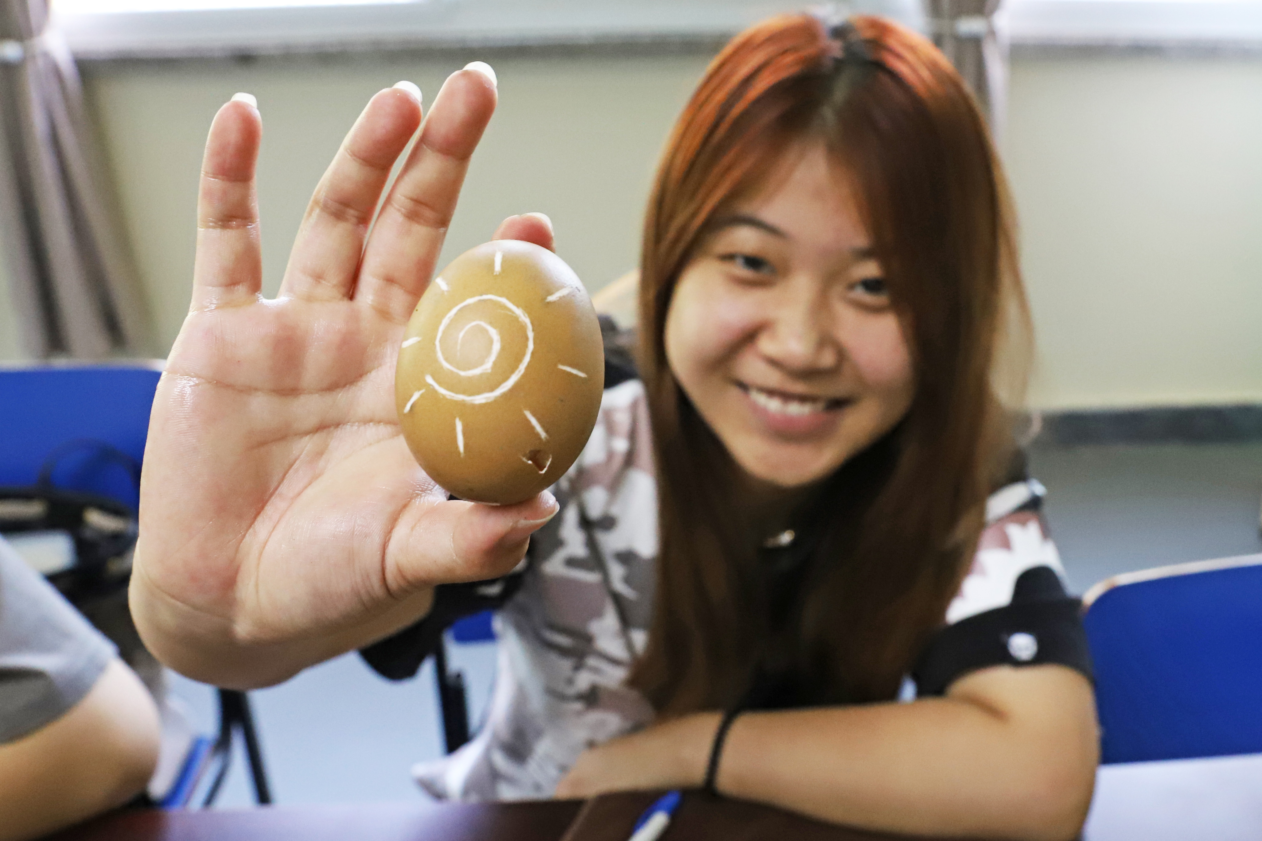 河北涿州：非遗项目搬进高校教室_fororder_7月5日，北京财贸职业学院涿州分校，学生展示完成的蛋雕作品。熊华明摄