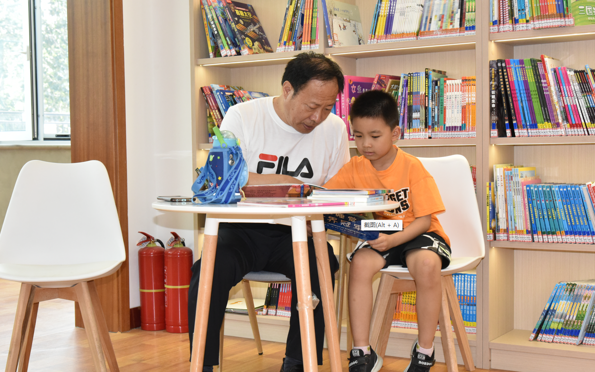 （原创）石家庄市裕华区：公园里的图书室成为学生暑期新去处_fororder_家长陪伴孩子陪伴阅读绘本