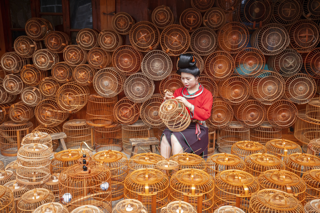 Birdcages from Danzhai, Guizhou Province "Fly" to the Whole World_fororder_非遗传承人王秋在编织鸟笼