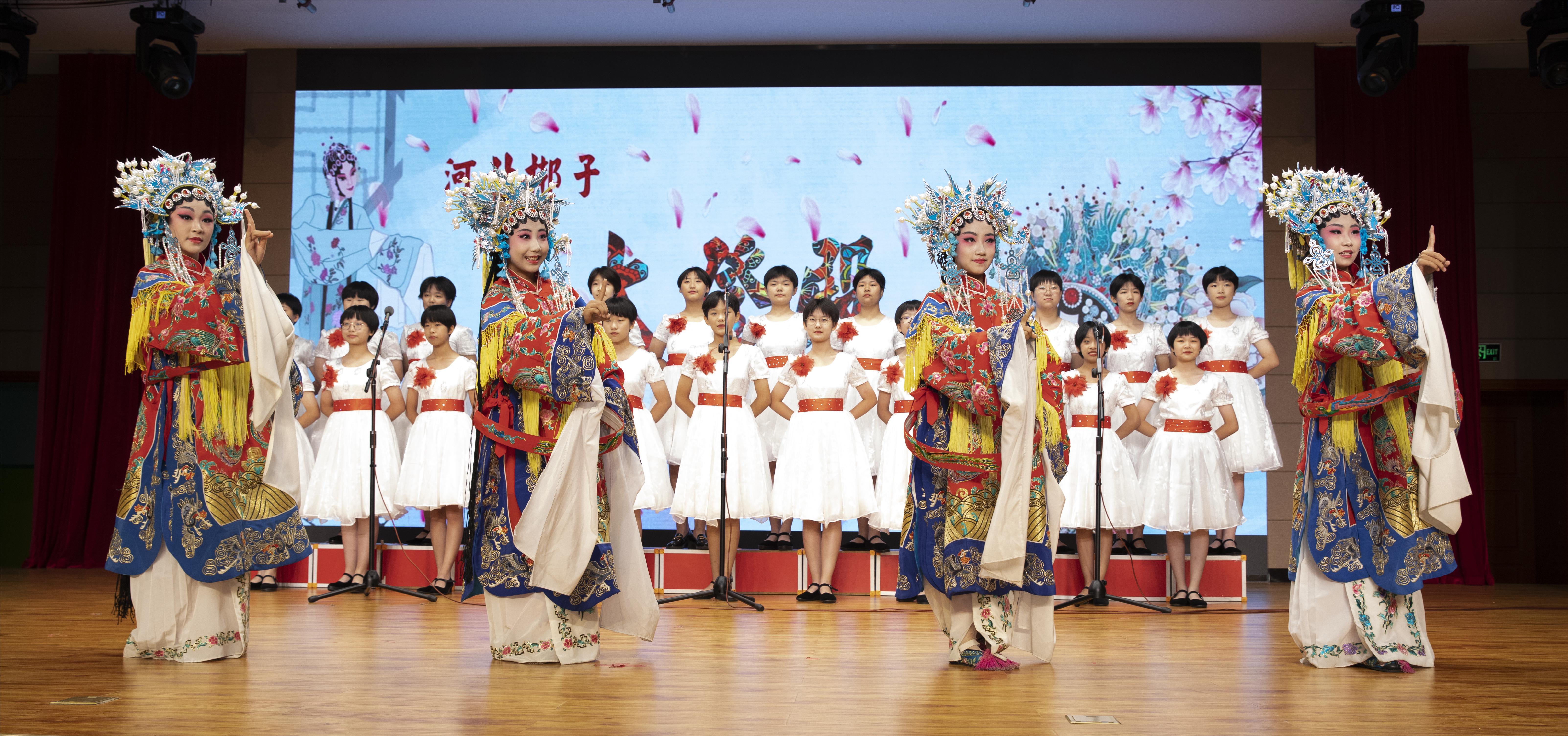 西藏阿里河北完全中学师生到石家庄第44中学交流_fororder_石家庄市第四十四中学的学生们为西藏拉萨阿里河北完全中学的师生们表演京剧《大登殿》