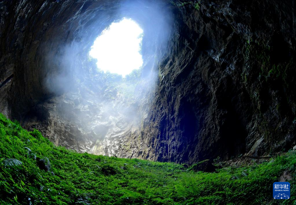 湖北宣恩：雾绕天坑生态美