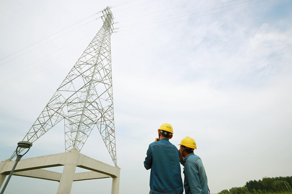 國網西鹹新區供電公司：汗水滴灑巡線路 迎峰度夏保電網_fororder_圖片1