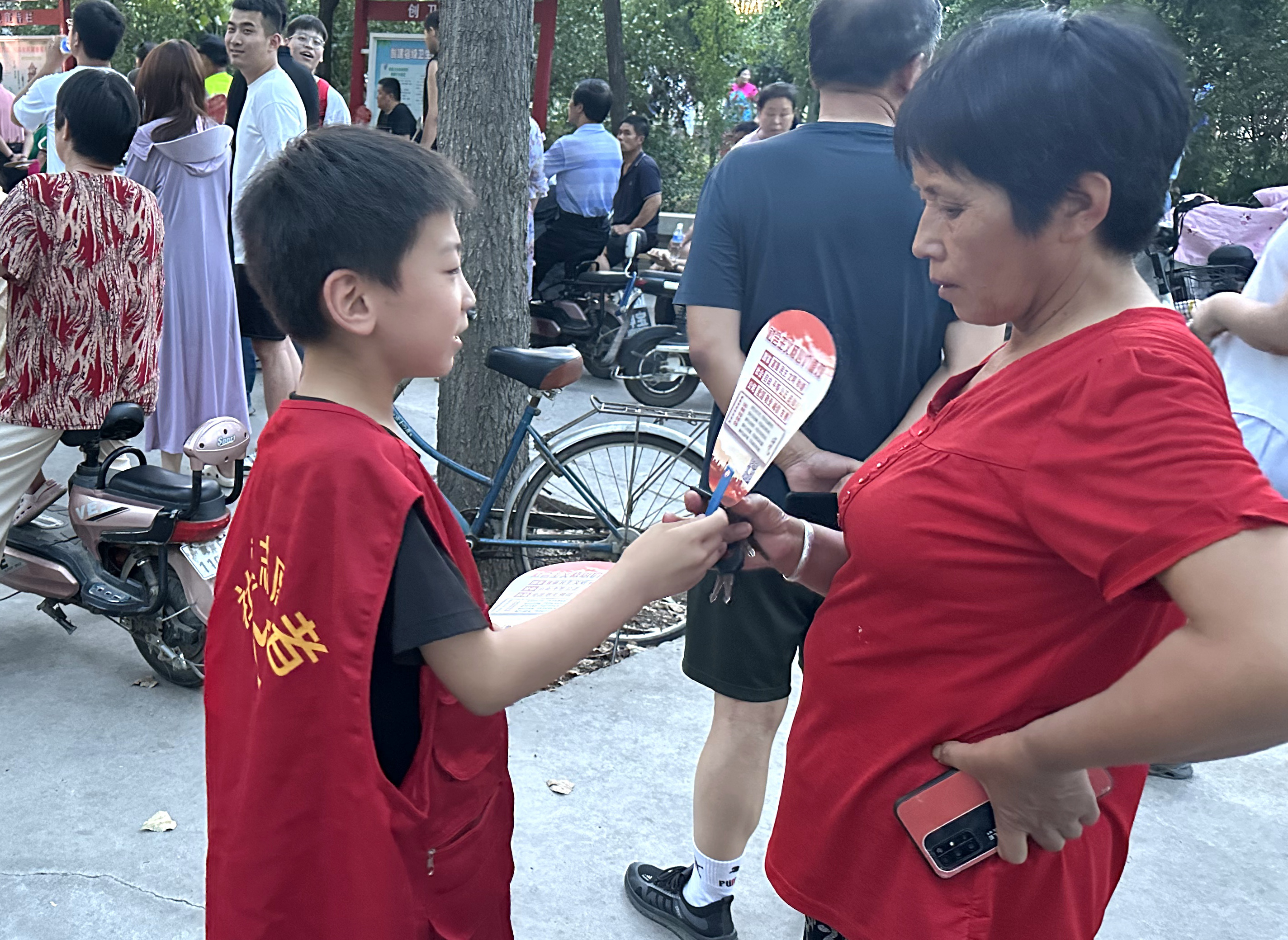 图片默认标题_fororder_志愿者发放小扇子并宣传社会主义核心价值观 (4)