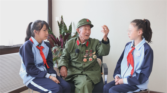 寻访老兵足迹·传承红色精神丨老兵范学财：子弹从拇指和食指间穿过 当时浑然不知_fororder_图片2