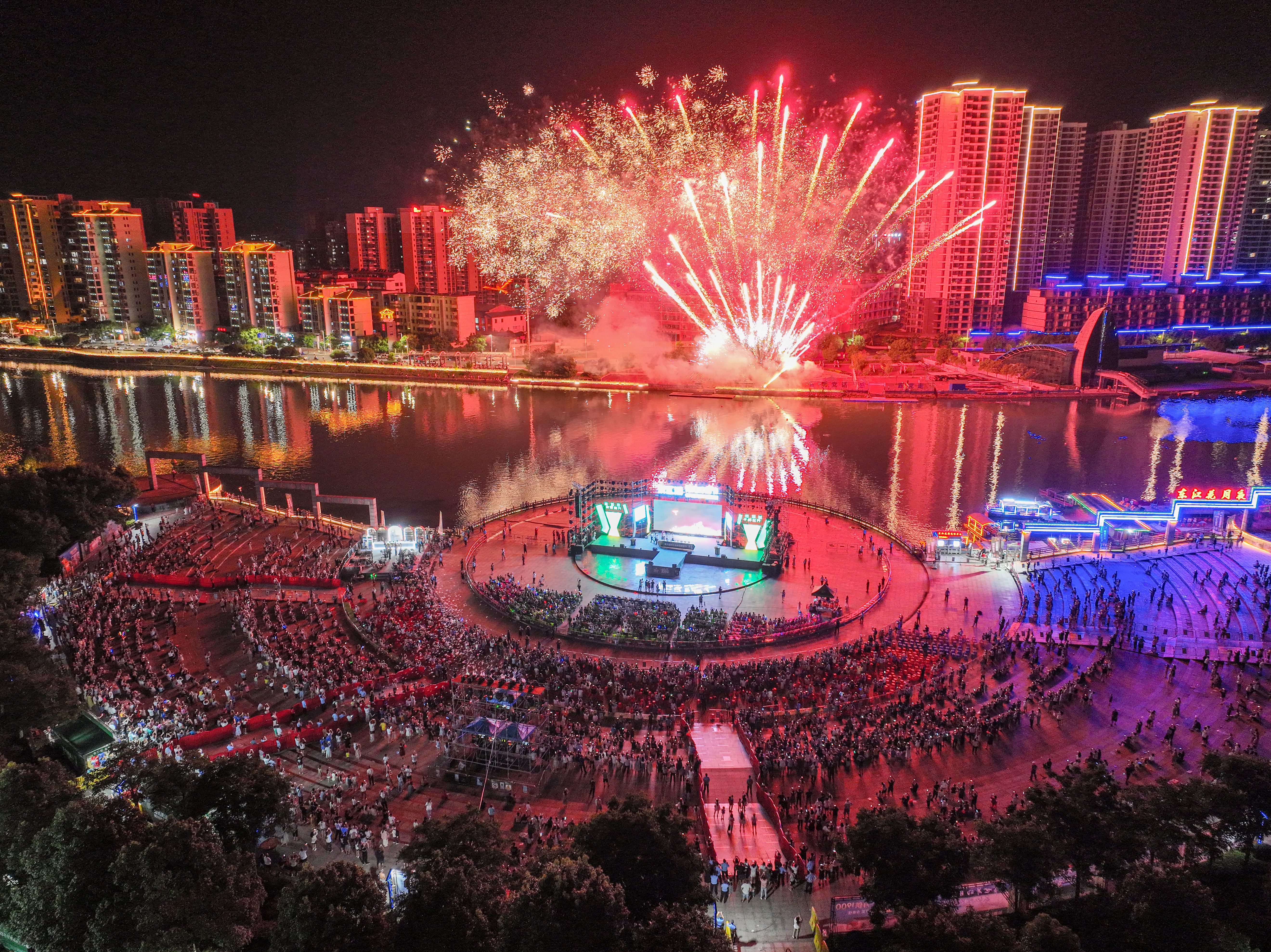 湖南资兴：啤酒节点亮夏日“夜经济”_fororder_微信图片_20230804144044