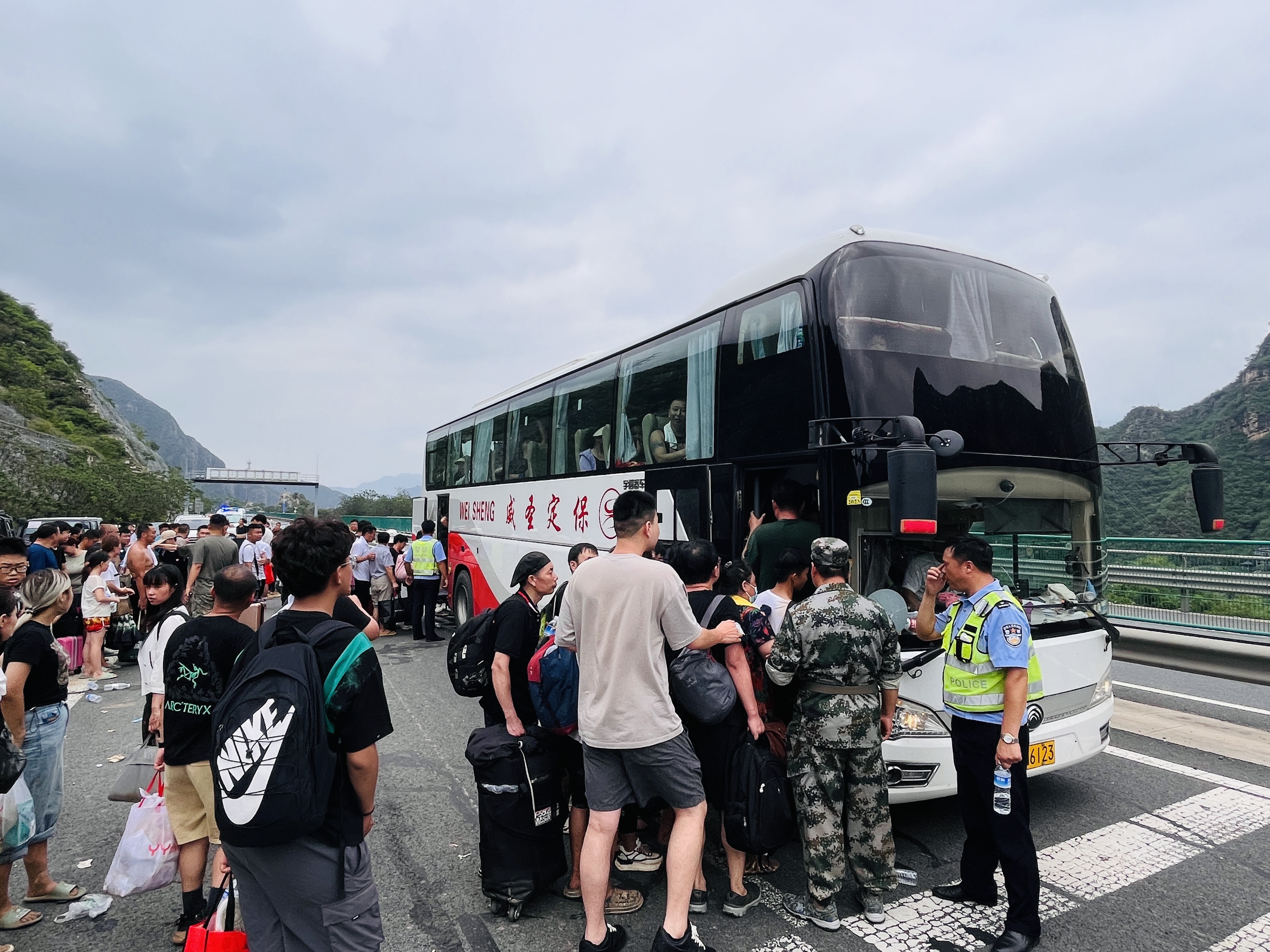 （原创）河北涞水：野三坡景区时隔11年再遭重创_fororder_图为救援人员正在组织群众转移。（李金璐 摄）.JPG