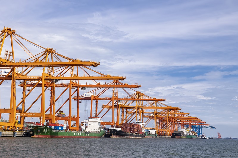 广西推进西部陆海新通道建设成效显著_fororder_繁忙的北部湾港钦州港区。陈少杰摄