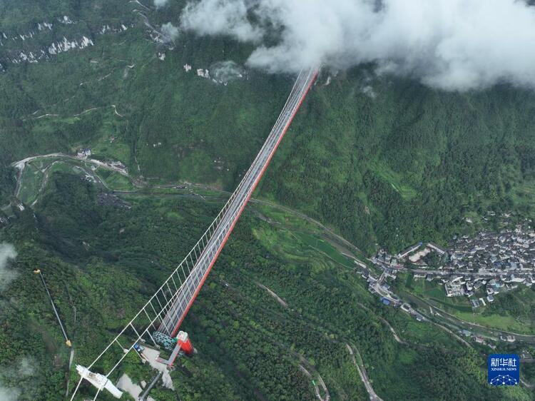 湖南湘西：俯瞰雲霧中的矮寨路橋