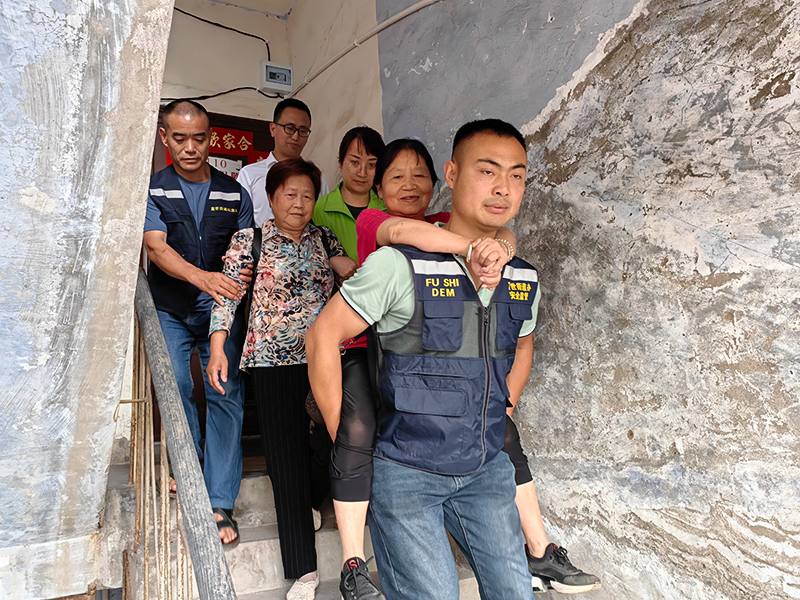 （张）自贡富顺县：闻“汛”而动 共筑“生命之堤”_fororder_4防汛应急演练（安全转移群众）