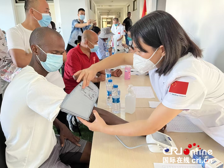 《援外日记》：“能遇到中国医生，真的很幸运！”_fororder_母祥丽为患者做检查