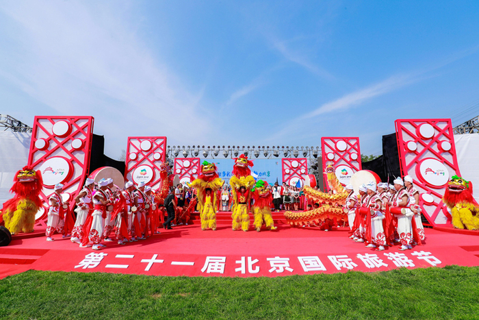 图片默认标题_fororder_开幕式现场，伴随着腰鼓声，演员带来高难度的舞狮表演