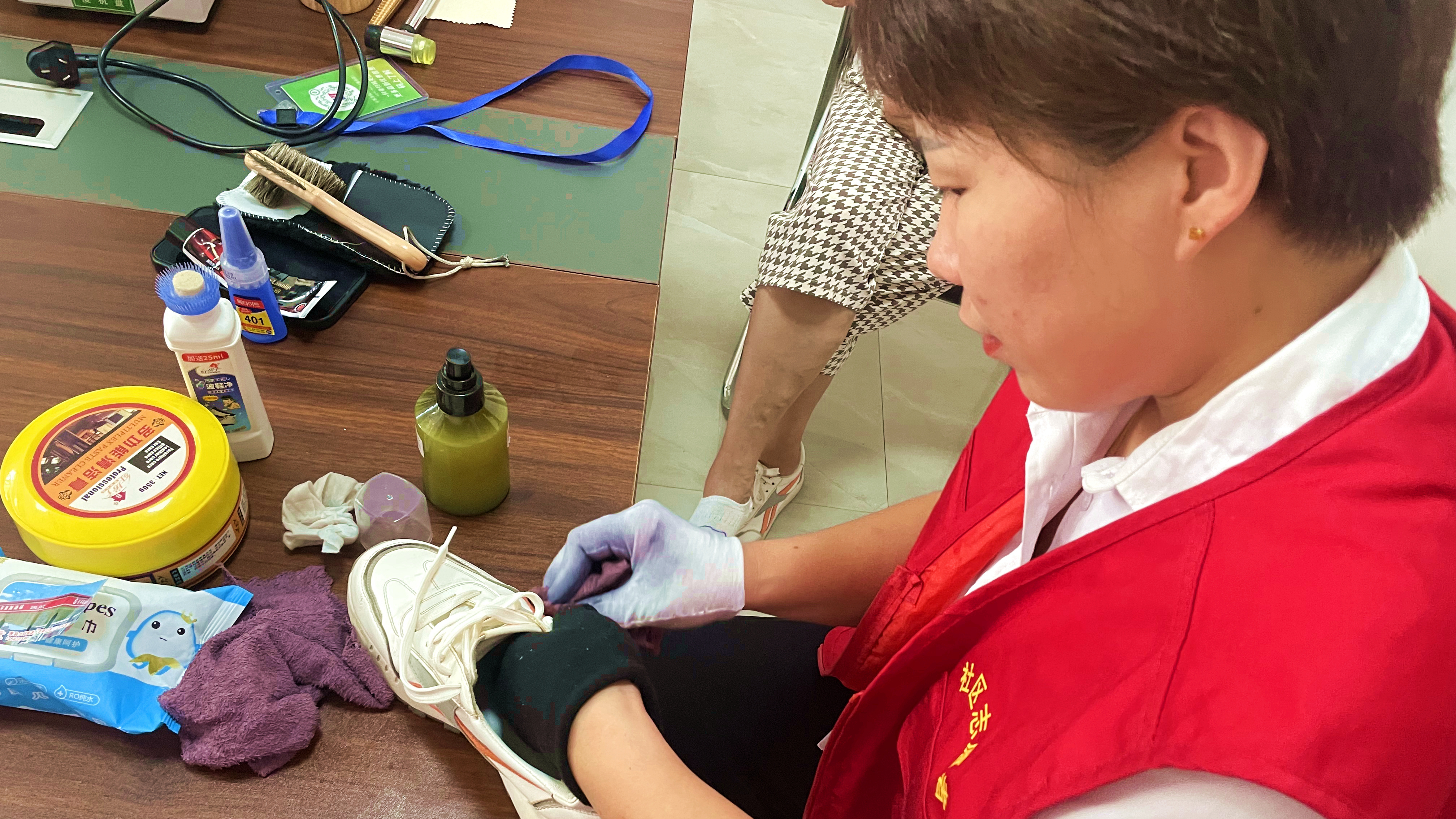 （原创）河北唐县：便民活动架起服务群众“连心桥”_fororder_志愿者为居民提供擦鞋服务