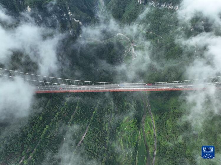 湖南湘西：俯瞰云雾中的矮寨路桥