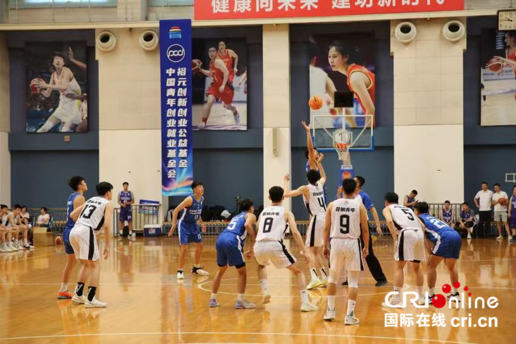 “跃动京台 青出于篮”京台青年篮球友谊赛在北京开幕（两岸关系）_fororder_两岸青年篮球队在比赛中（摄影：母曼晔）