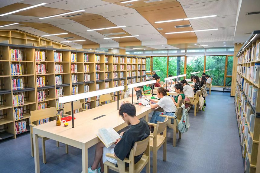 重庆：森林图书馆里人气旺