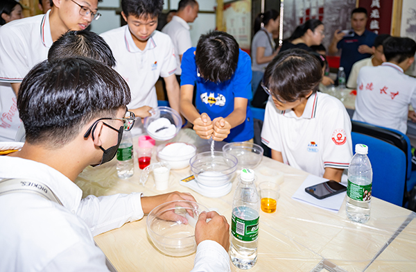 （张）两岸学子自贡研学活动启动暨四川省对台交流基地授牌仪式举行_fororder_7两岸学子联合组队制作盐雕（摄影-廖志全）