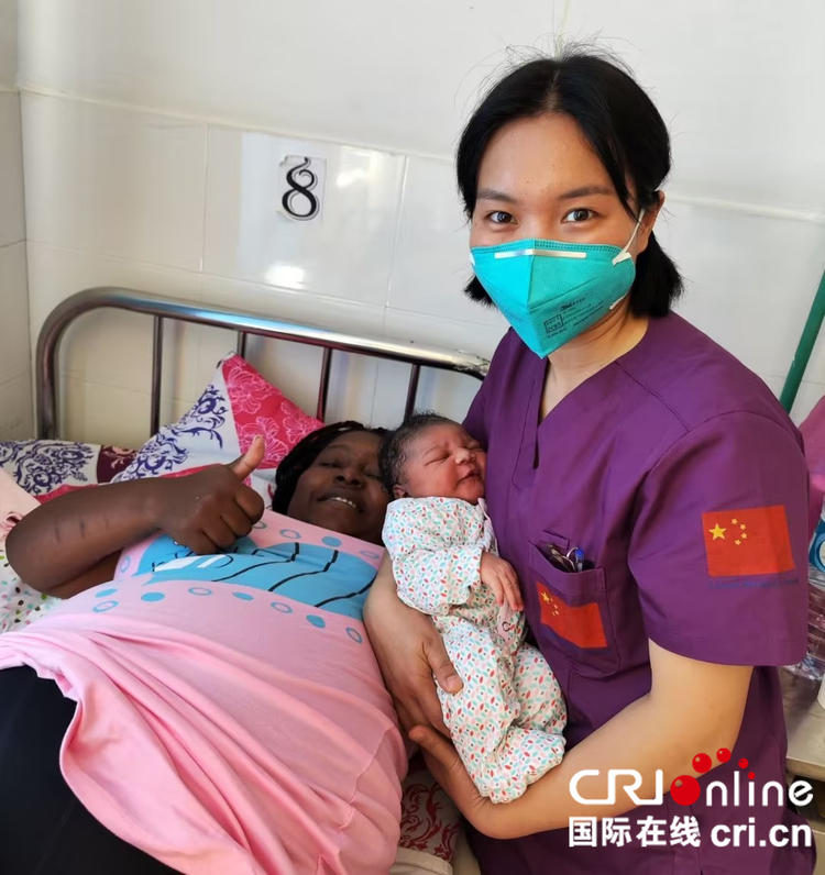 《援外日记》：“能遇到中国医生，真的很幸运！”_fororder_母祥丽和患者在一起2