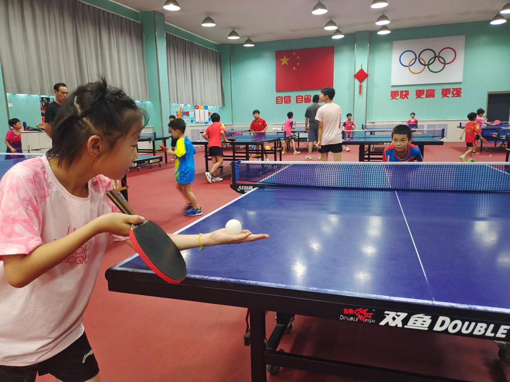 石家庄市新华区：暑期免费托管 精彩“暑”不尽_fororder_在石家庄市和平西路小学，参加暑期托管的小学生练习乒乓球发球。