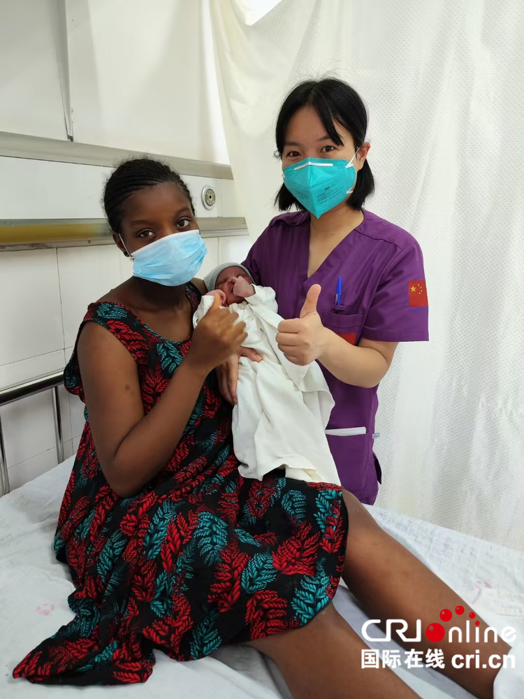 《援外日记》：“能遇到中国医生，真的很幸运！”_fororder_母祥丽和患者在一起