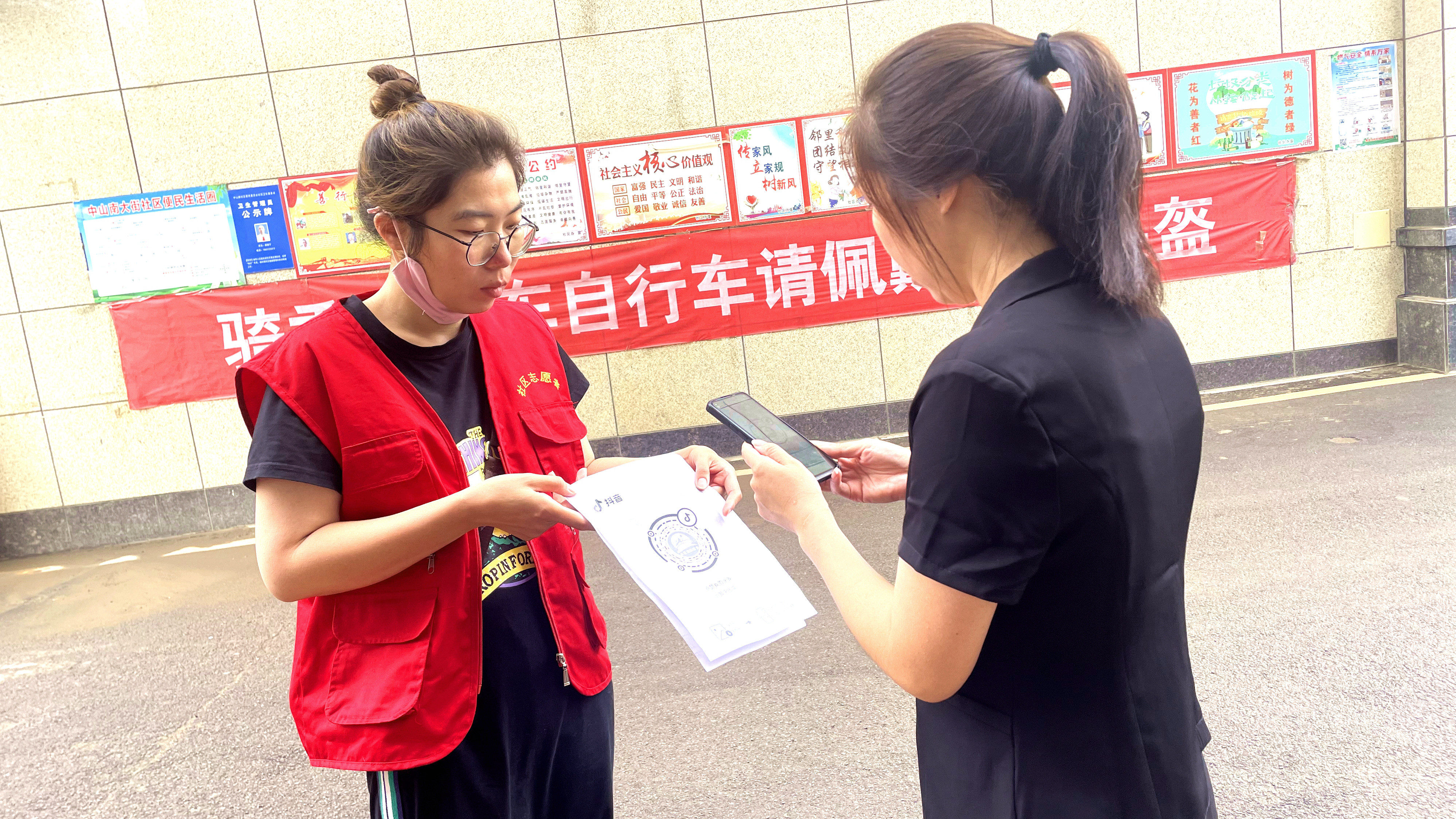 （原创）河北唐县：便民活动架起服务群众“连心桥”_fororder_社区志愿者宣传“点赞中国城-点赞我的家乡”活动