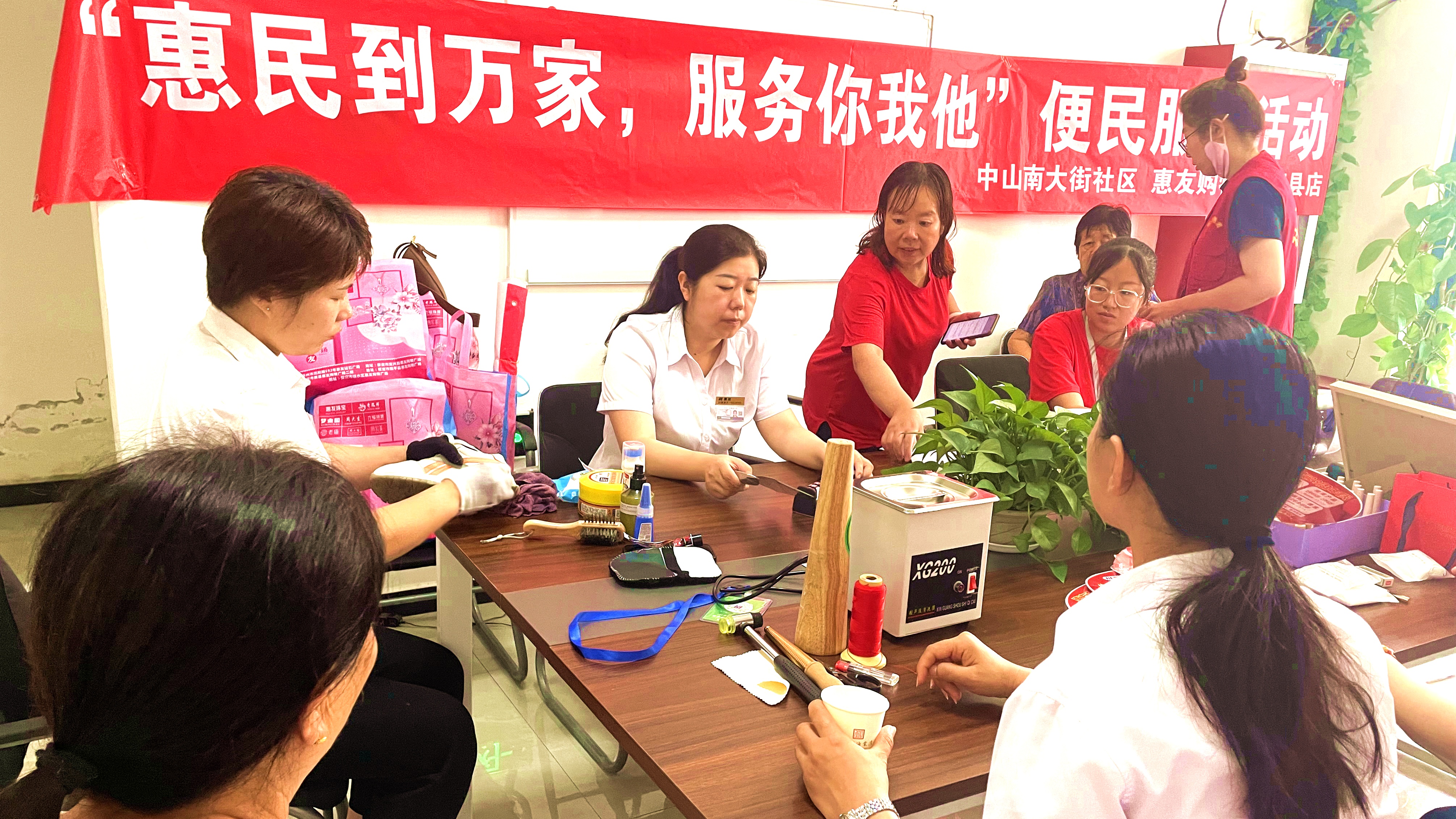 （原创）河北唐县：便民活动架起服务群众“连心桥”_fororder_“惠民到万家，服务你我他”便民志愿服务活动现场