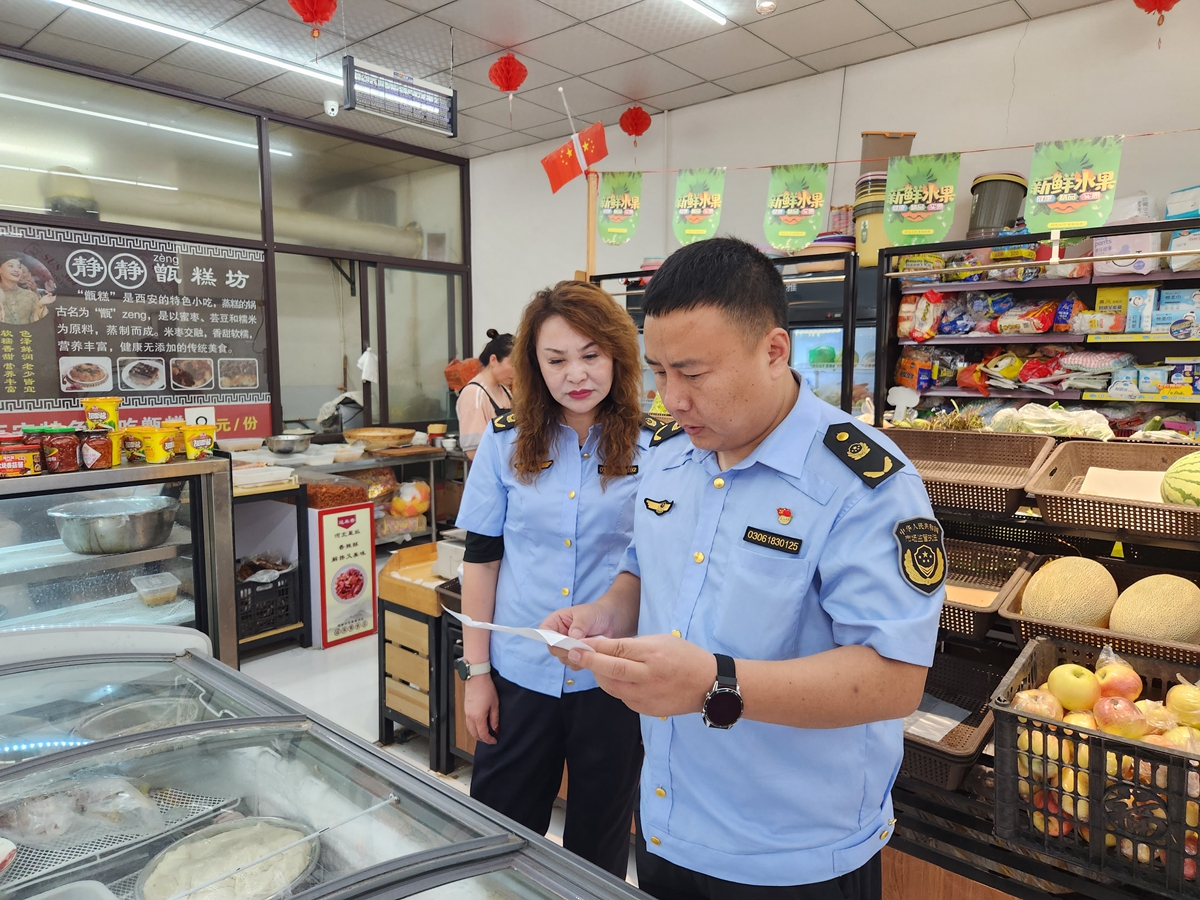 保定市满城区：多项措施筑牢防汛安全屏障_fororder_监管人员检查商超食品 摄影 贾林静