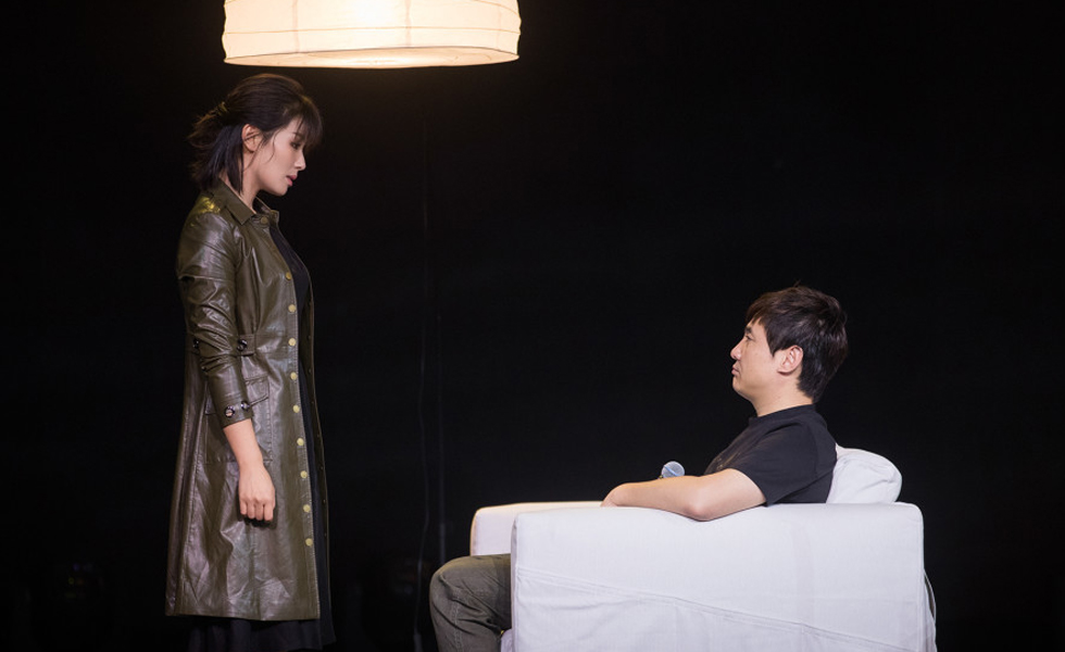 沈腾新婚归来忙工作 与刘涛演夫妻深情款款