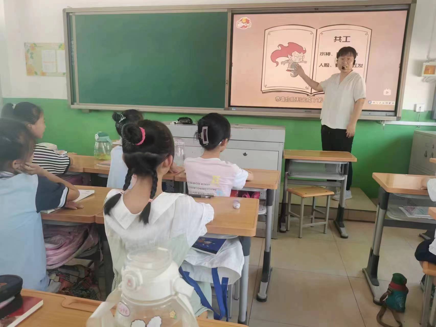 石家庄市新华区：暑期免费托管 精彩“暑”不尽_fororder_石家庄市新华区大安舍学校的国学小课堂，老师正在给同学们讲解“共工怒触不周山”的故事。