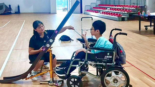 自贡贡井区：“渐冻少年”杨杰的非凡求学人生路_fororder_4杨杰练习硬地滚球