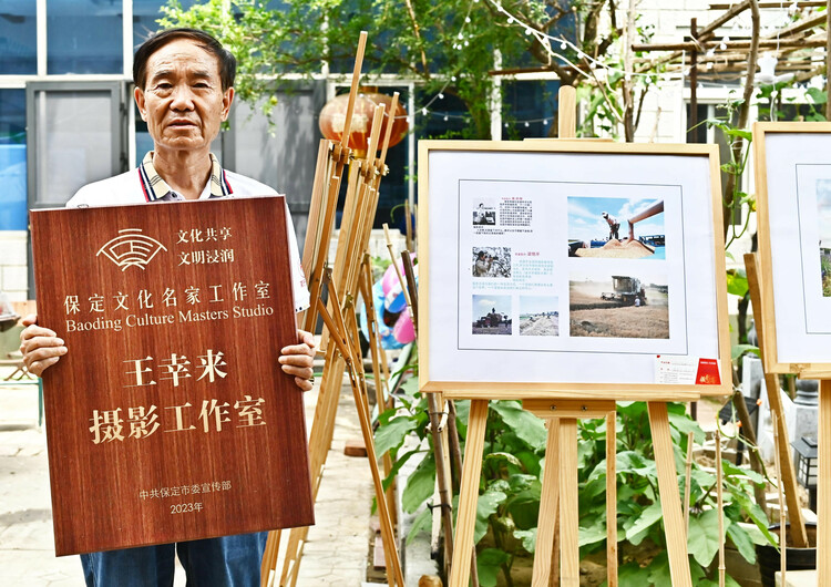 （原创）河北安国：文化名家举办“药都四季”摄影作品展_fororder_摄影工作室创办人王幸来。王幸来供图