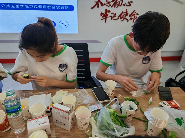 南昌大学公共卫生学院：“医”路出彩燃青春 爱心服务护健康_fororder_图片2