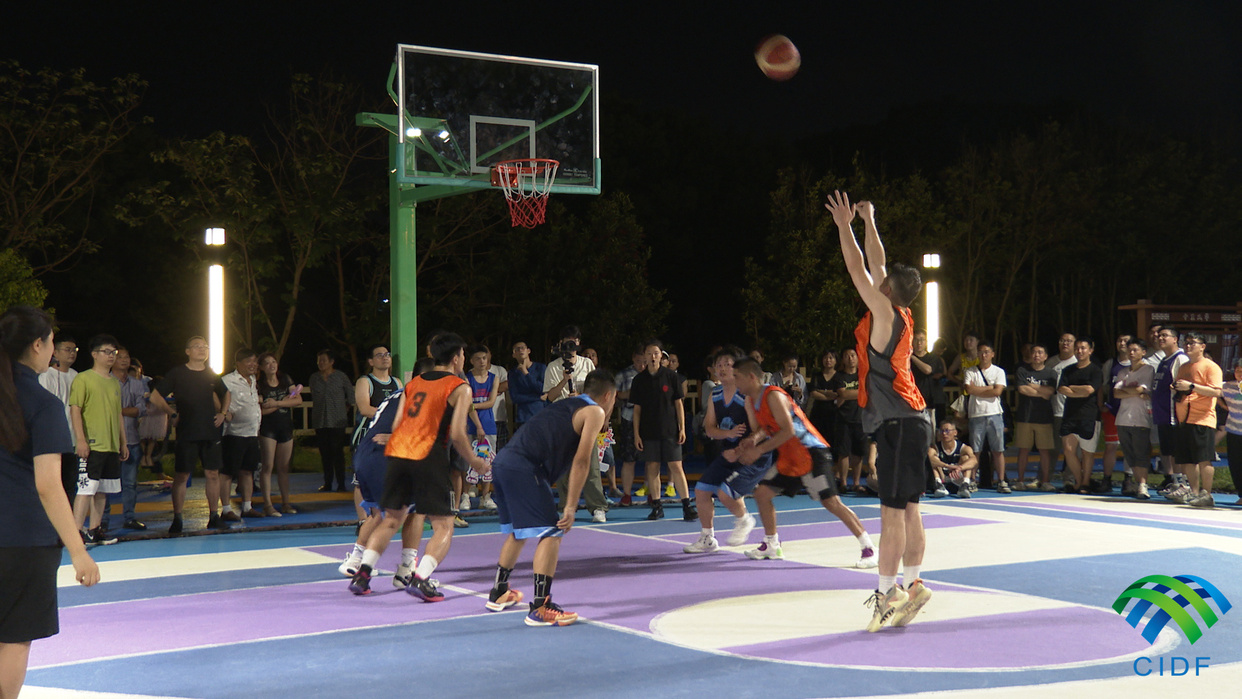 Three-on-three Basketball Tournament of "Huatian Village BA" in Pujiang Town, Minhang District, Shanghai Concluded_fororder_选手在激烈比赛