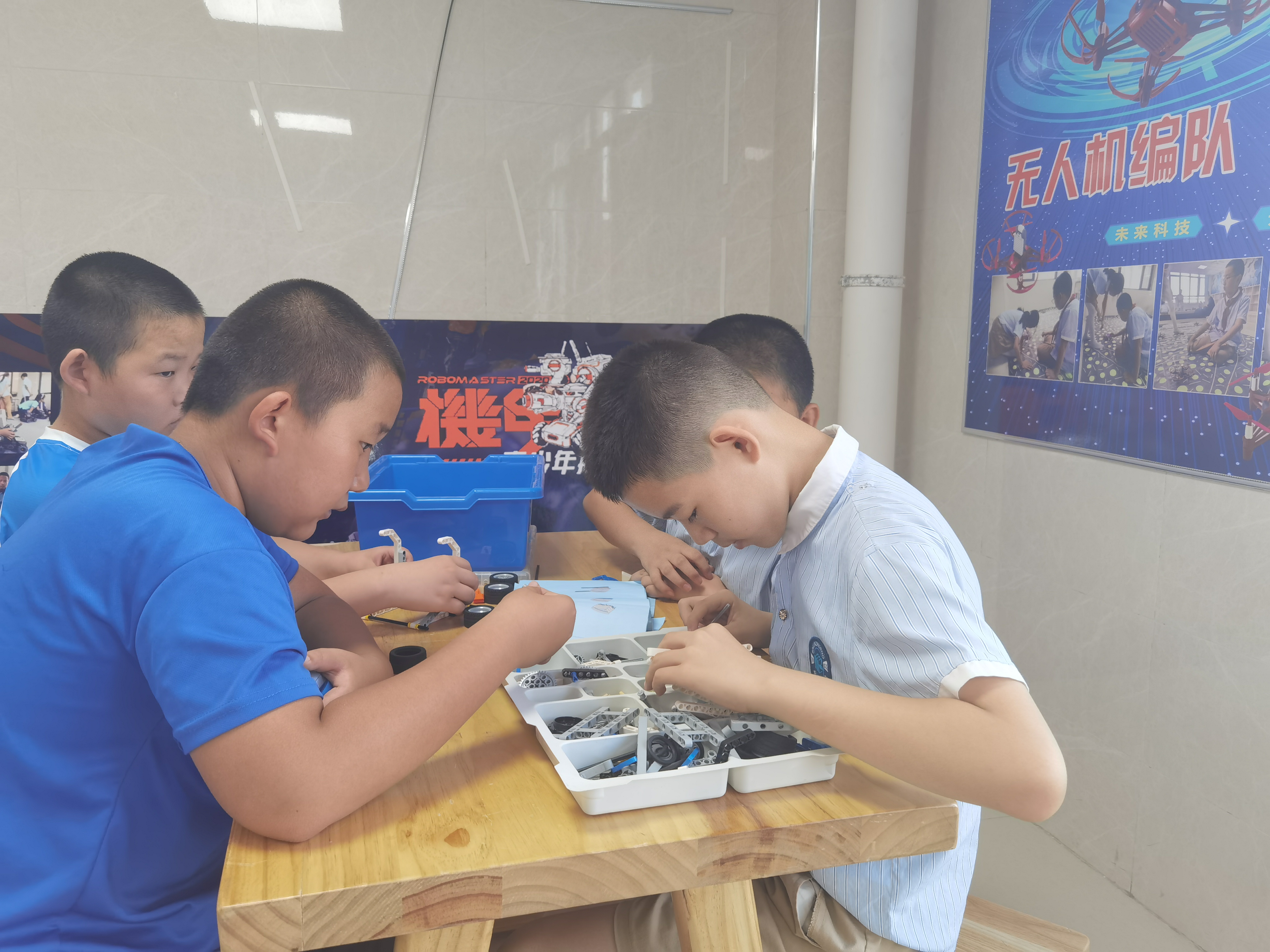 石家庄市新华区：暑期免费托管 精彩“暑”不尽_fororder_在石家庄市柏林庄小学，参加暑期托管的同学在创客空间学习搭建。