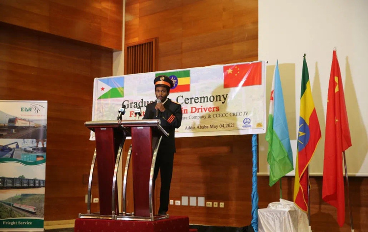 “一带一路”一家人 | 火车飞驰！亚吉铁路上的埃塞青年司机