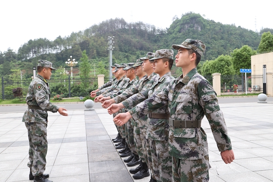 贵州碧江人武部扎实组织专武干部集训_fororder_队列训练.JPG