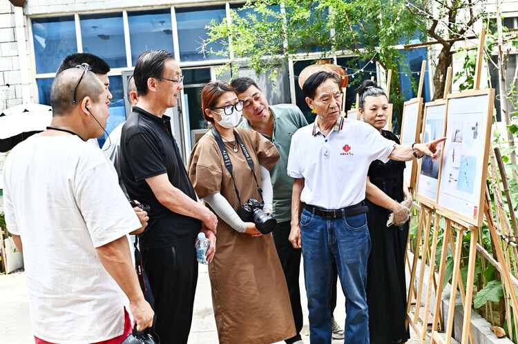 （原创）河北安国：文化名家举办“药都四季”摄影作品展_fororder_王幸来同摄影爱好者交流创作体会。王幸来供图