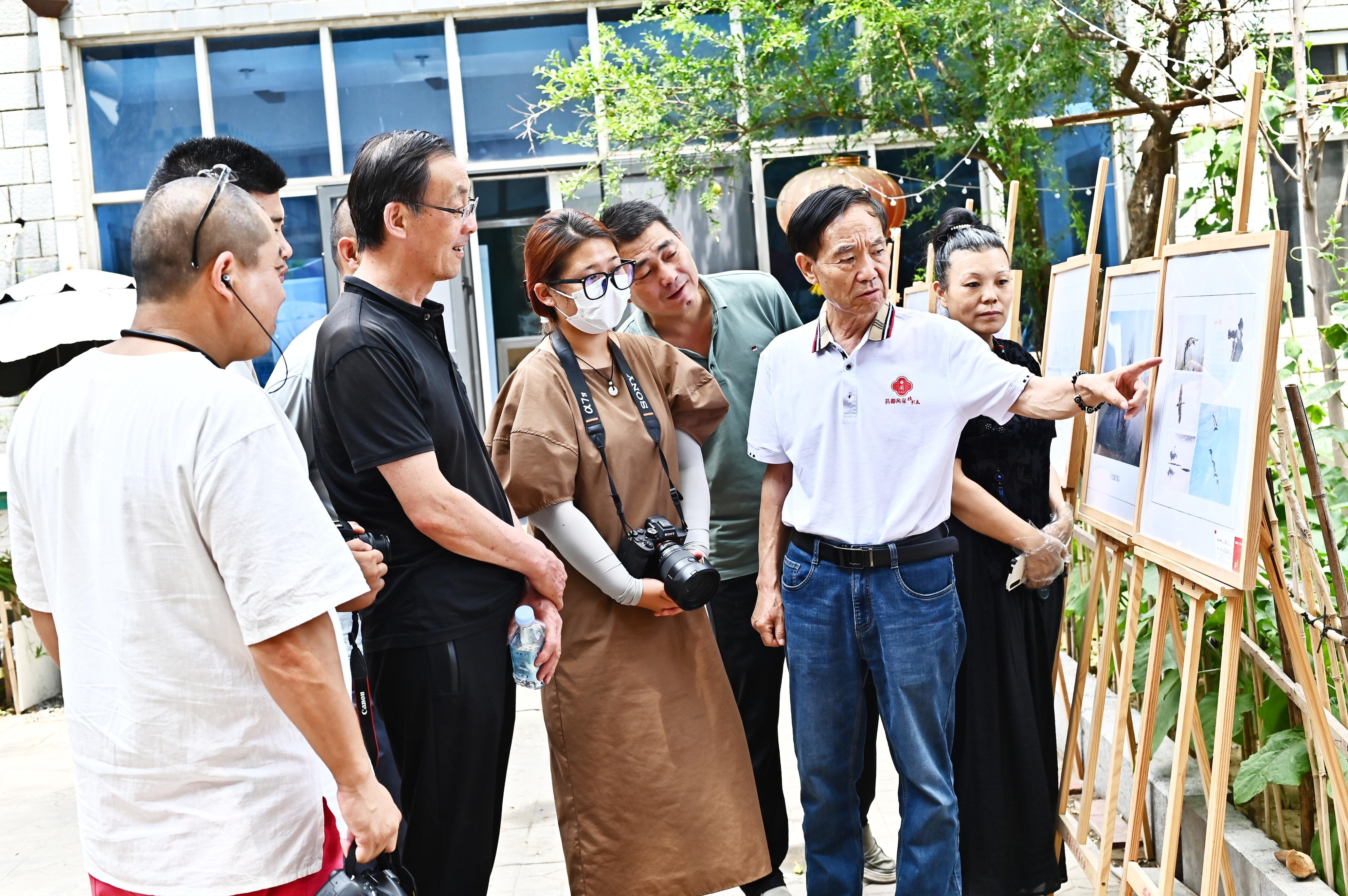 （原创）河北安国：文化名家举办“药都四季”摄影作品展_fororder_王幸来同摄影爱好者交流创作体会。王幸来供图
