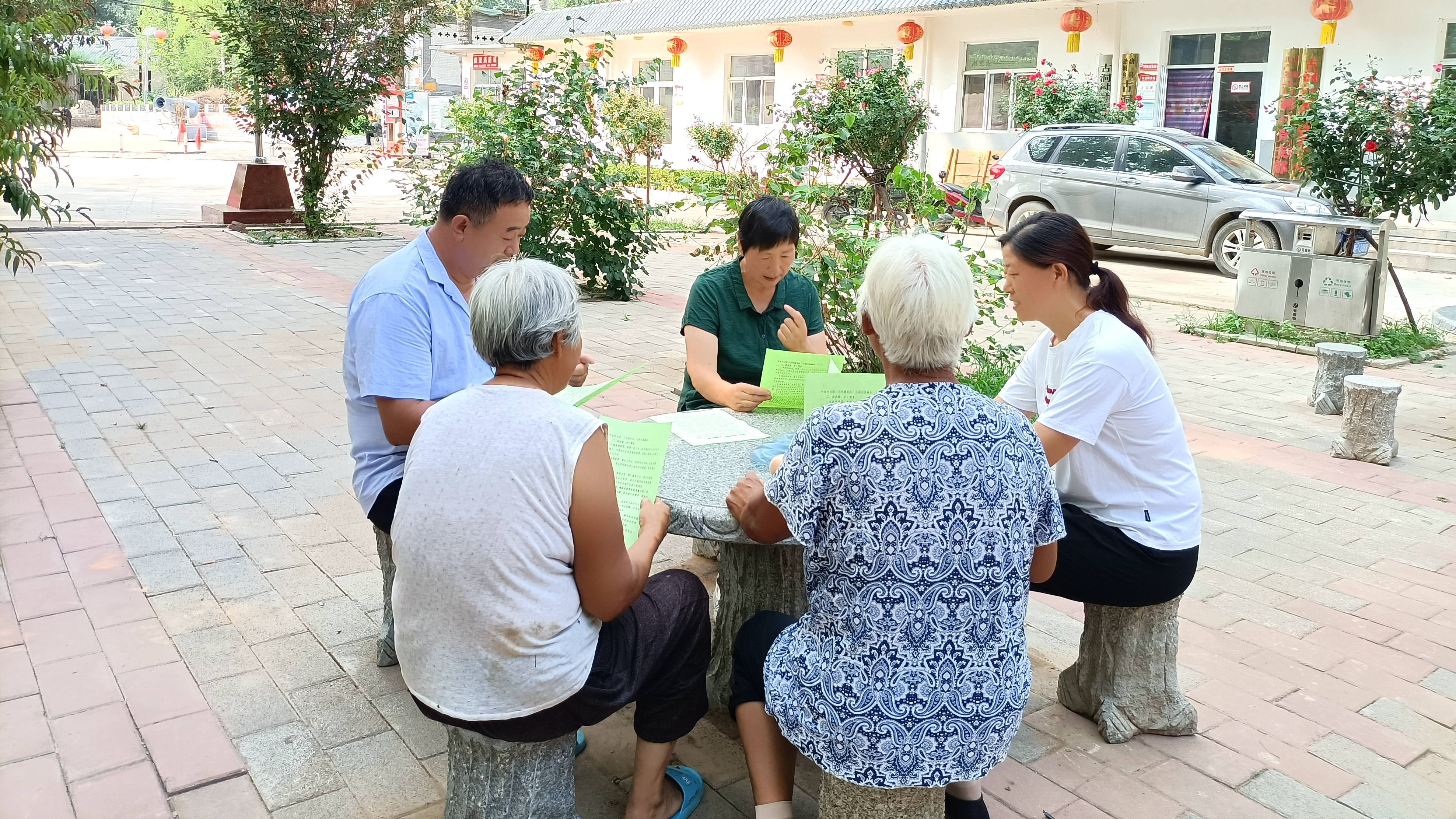 （原创）河北唐县：小小星创牌 引领大文明_fororder_古洞村村干部向农户宣传“星级创评”政策