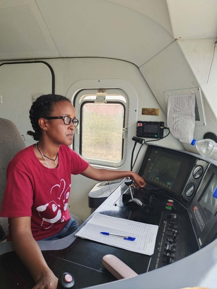 “一带一路”一家人 | 火车飞驰！亚吉铁路上的埃塞青年司机