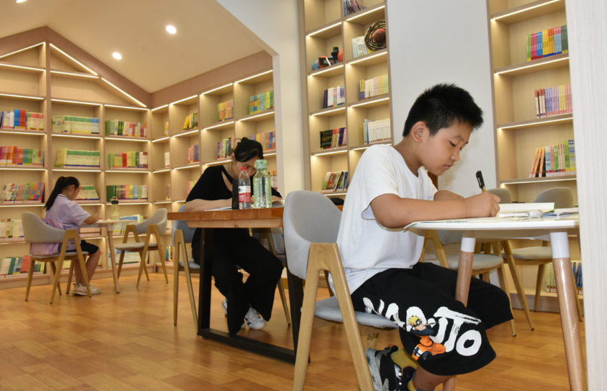 Shijiazhuang's Yuhua District Introduces Reading Room in Local Park Attracting Students in Summer Holiday_fororder_58