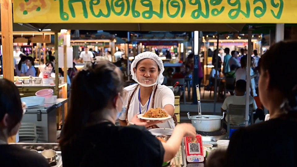 泰国商户在海口夜市觅商机