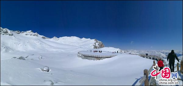 雪映桃花别样红，达古冰山初春美景漫天花舞