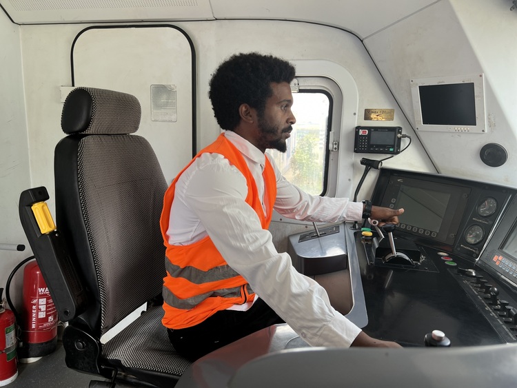 “一带一路”一家人 | 火车飞驰！亚吉铁路上的埃塞青年司机